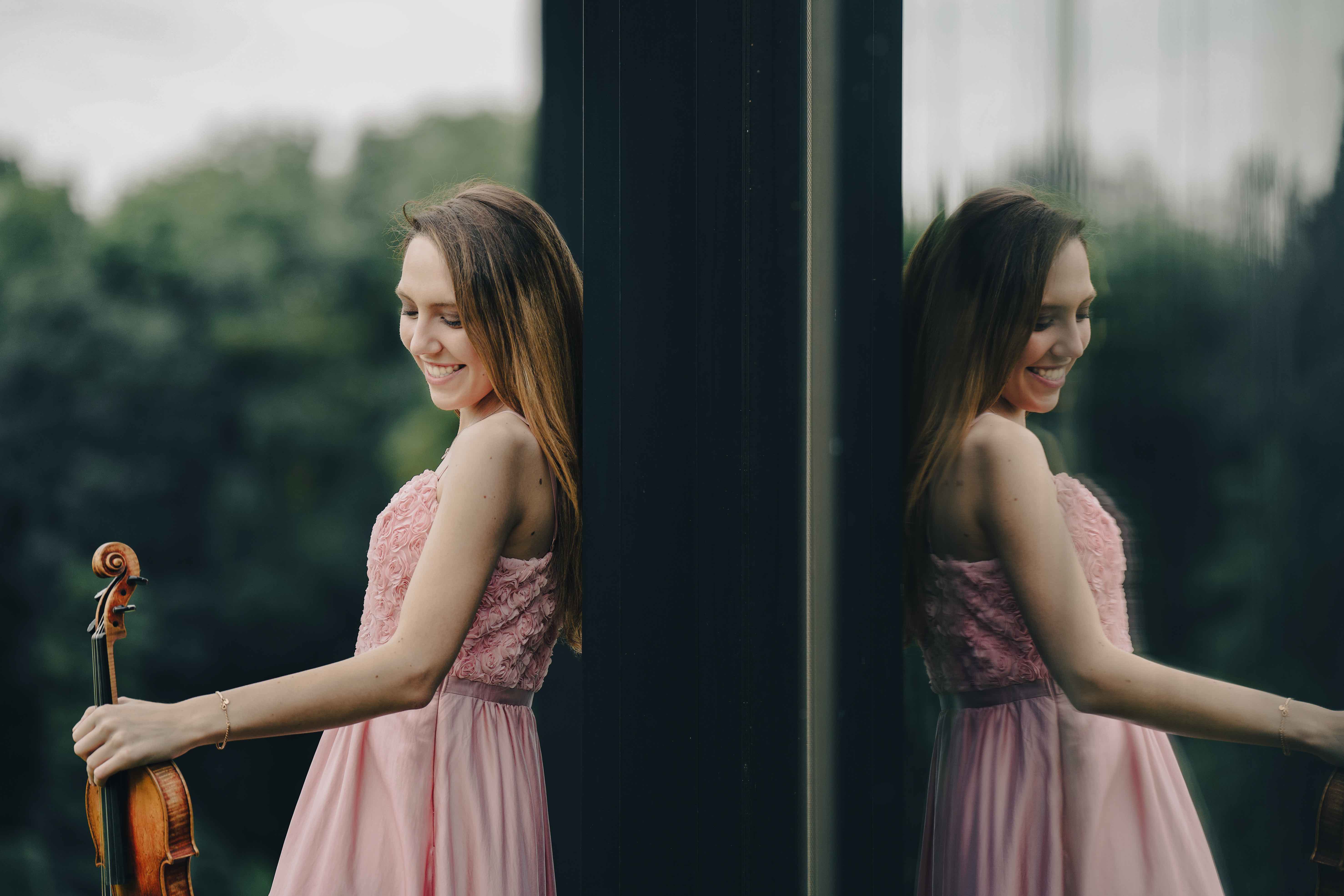 Photo of Alexandra Cooreman with her violin.